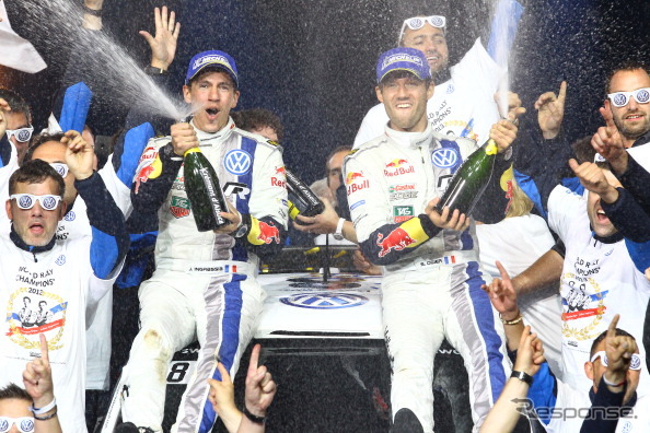勝利を祝うセバスチャン・オジエと副ドライバーのジュリエン・イングレシア
