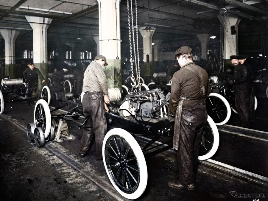 フォードモーターが1913年に開始した製造ラインを使った大量生産方式