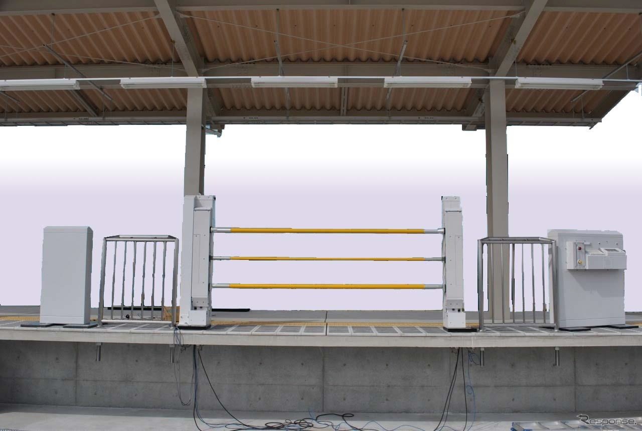 弥生台駅に設置される昇降式ホームドアの設置イメージ。開口部をバーとすることで設置コストの低減を狙う。