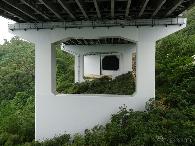 大鳴門橋から陸地（四国側）に移る部分も鉄道を建設できるスペースやトンネルが部分的に整備されており、橋脚は鉄道用の「穴」があいている。