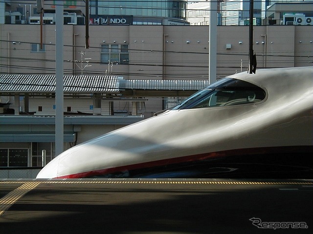 長野駅で発車を待つ長野新幹線『あさま』。北陸新幹線の金沢延伸開業後も引き続き『あさま』の名称で東京～長野間を結ぶ。