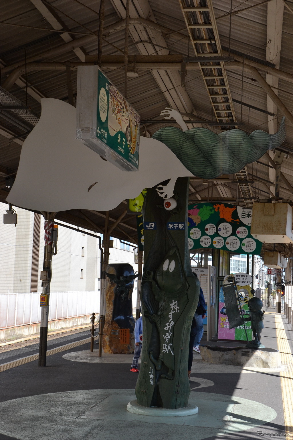 米子駅は「ねずみ男駅」。上に一反木綿が飛んでいる。