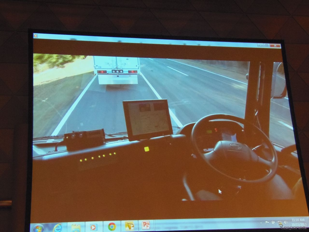 自動運転の様子。システムの故障・異常や安全性を確保するためのヒューマン・マシン・インターフェイスも重要（ITS世界会議13）