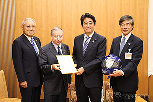 左から、JAF小栗会長、FIAトッド会長、安倍総理、JAF矢代副会長