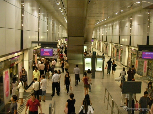 シンガポールMRTの地下駅。同国のマスタープランでは2030年までに路線網を現在の倍に拡大し、公共交通利用率をアップさせる目標を示している