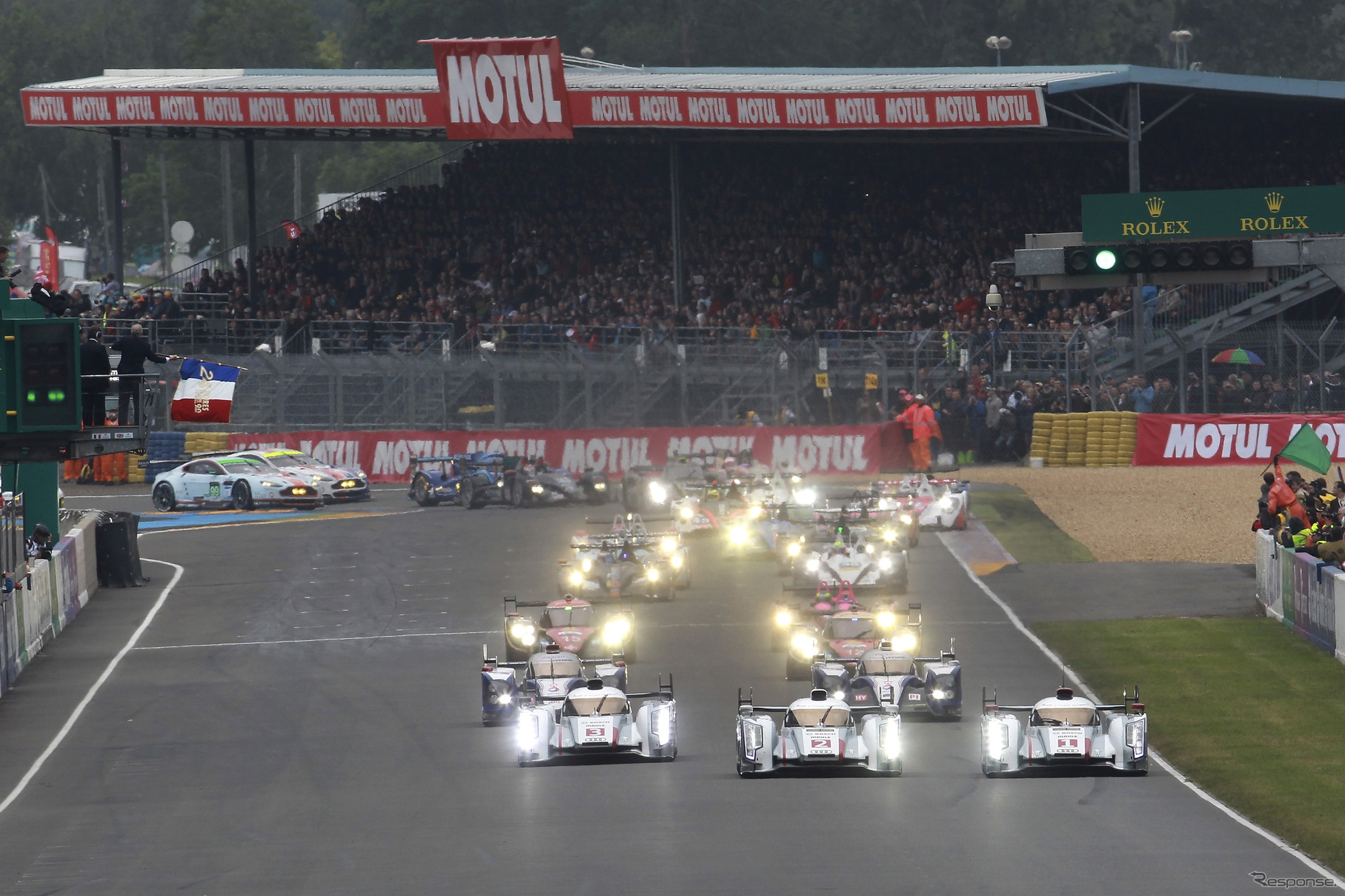2013年のルマン24時間レースのスタート。最前線をアウディ勢が占める。写真：AUDI AG
