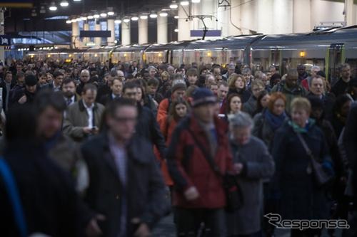 混雑するロンドンの駅。英国では1日約2万4000本の列車が運行されており、9～10月の定時運行率は92.1%だった