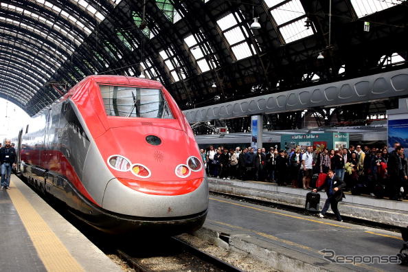 イタリアの鉄道が乗り降り自由の「ユーレイルイタリアパス」が10月29日まで2割引に。写真はミラノ中央駅に停車中の高速列車フレッチャロッサ