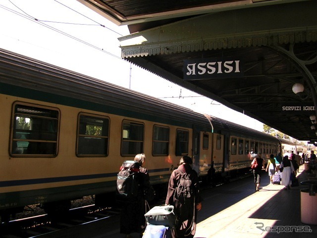 イタリアの鉄道が乗り降り自由の「ユーレイルイタリアパス」が10月29日まで2割引に。写真はアッシジ駅に到着した普通列車