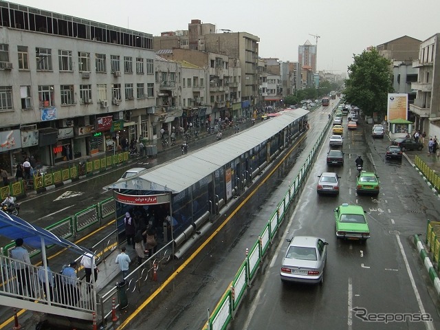 イランの首都・テヘランのBRTは、中央車線を柵で区切ってバス専用車線としている。停留所も道路中央部に設けられており、まるで鉄道駅のプラットホームのようだ。