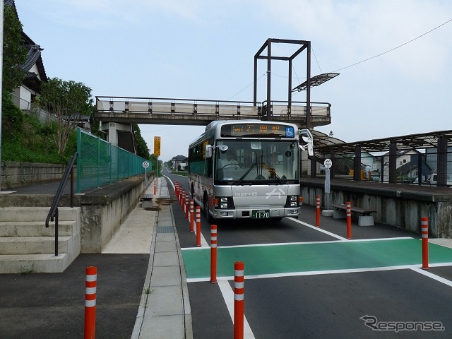 最近は廃線跡など鉄道の敷地を転用したバス専用道をBRTと呼ぶケースが増えている。写真は茨城県の鹿島鉄道線跡地をバス専用道に転用した「かしてつBRT」。専用道の両側に鉄道時代のプラットホームが残っている。