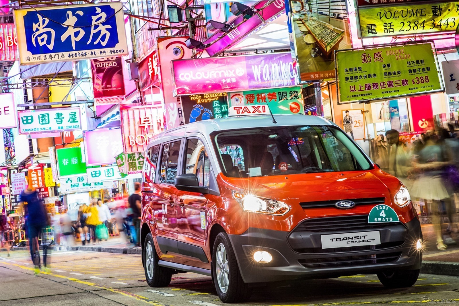 香港での運行に備える新型 フォード トランジット コネクト タクシー