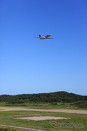 飛翔、マイクロフォンの上空60～120mを通過