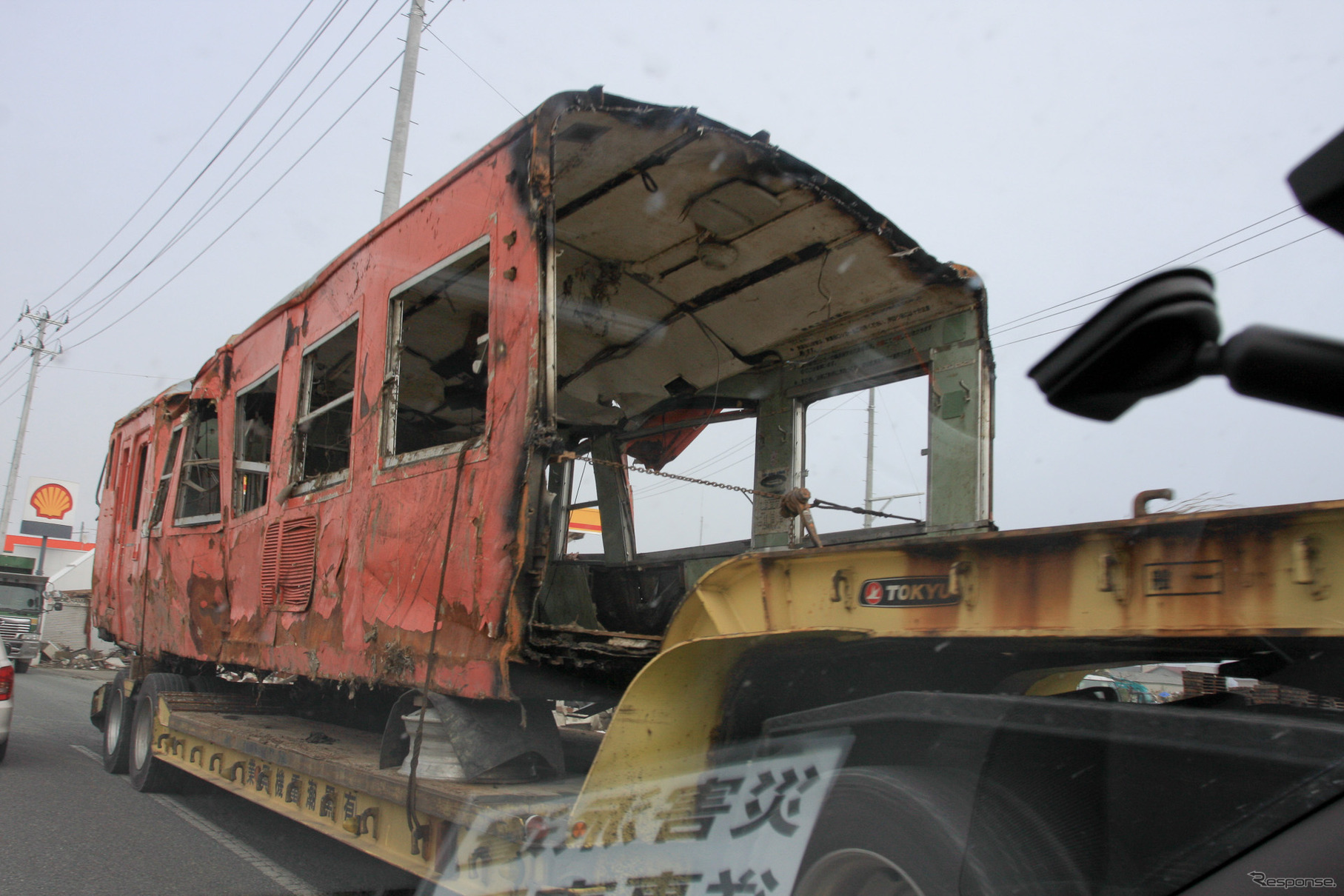 東日本大震災発生から3カ月後の2011年6月、女川町内で見かけた気動車の車体の搬送。女川駅に保存されていたキハ40 519と見られる。