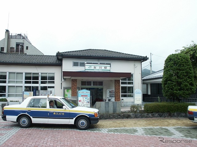 震災前の石巻線女川駅（2006年）。津波被害を避けるため内陸側に約200m移設する。