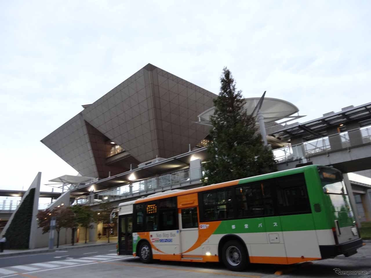 東京モーターショーが開催される東京ビッグサイト。新交通ゆりかもめの国際展示場正門駅に近い。