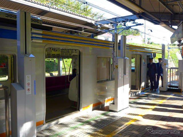 相鉄いずみ野線弥生台駅で10月27日から実証試験が始まった昇降バー式ホーム柵。写真は開いた状態