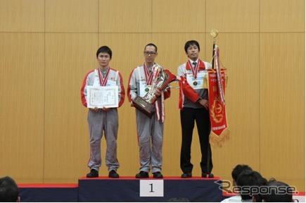 日野サービス技術コンクールで優勝の愛知日野チーム