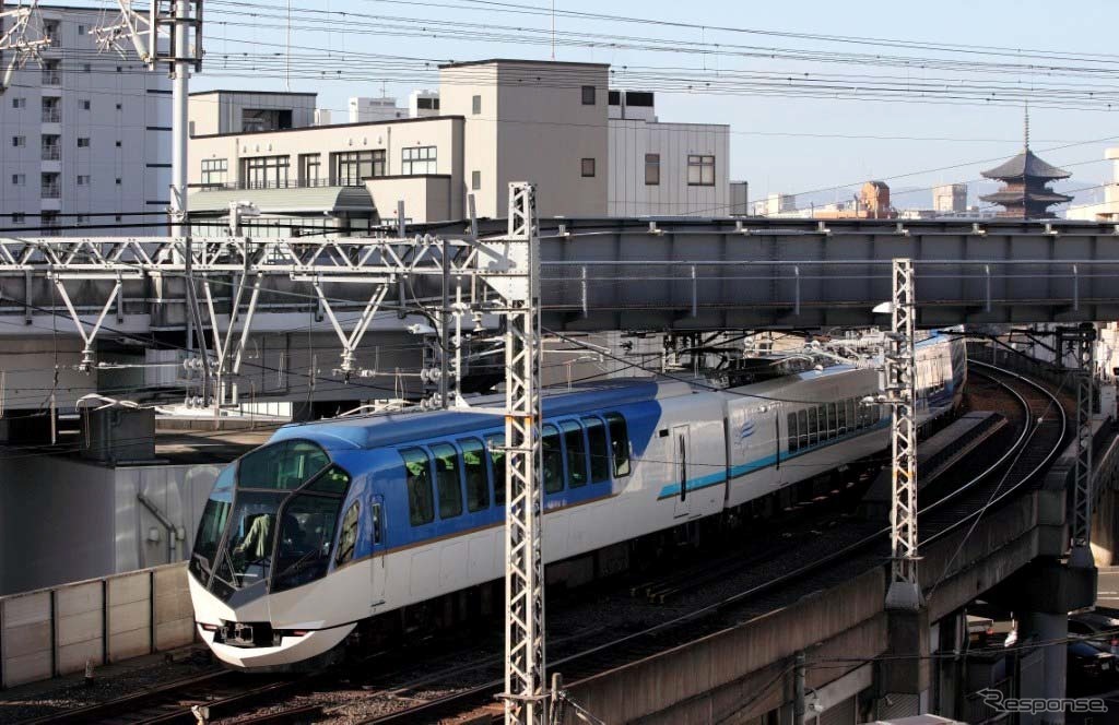 京都駅を後にする50000系「しまかぜ」。臨時列車として京都駅に入線したことはあるが、2014年秋からは京都～賢島間でも定期的に運転されるようになる模様。