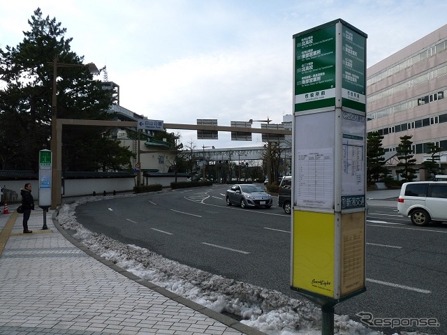 新潟交通電車線の白山前駅があった市役所前バス停留所。写真の奥の方が今回の試乗コースとなる旧電車通りで、かつては道路中央に単線の軌道が敷かれていた。