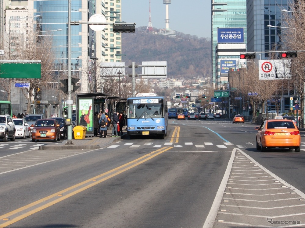 中央車線をバス専用とした韓国・ソウルのBRT。停留場も路面電車のように道路内に設けられている。