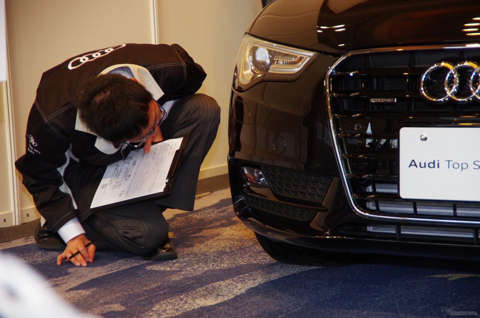 入念に車両をチェックして不具合を見つける。
