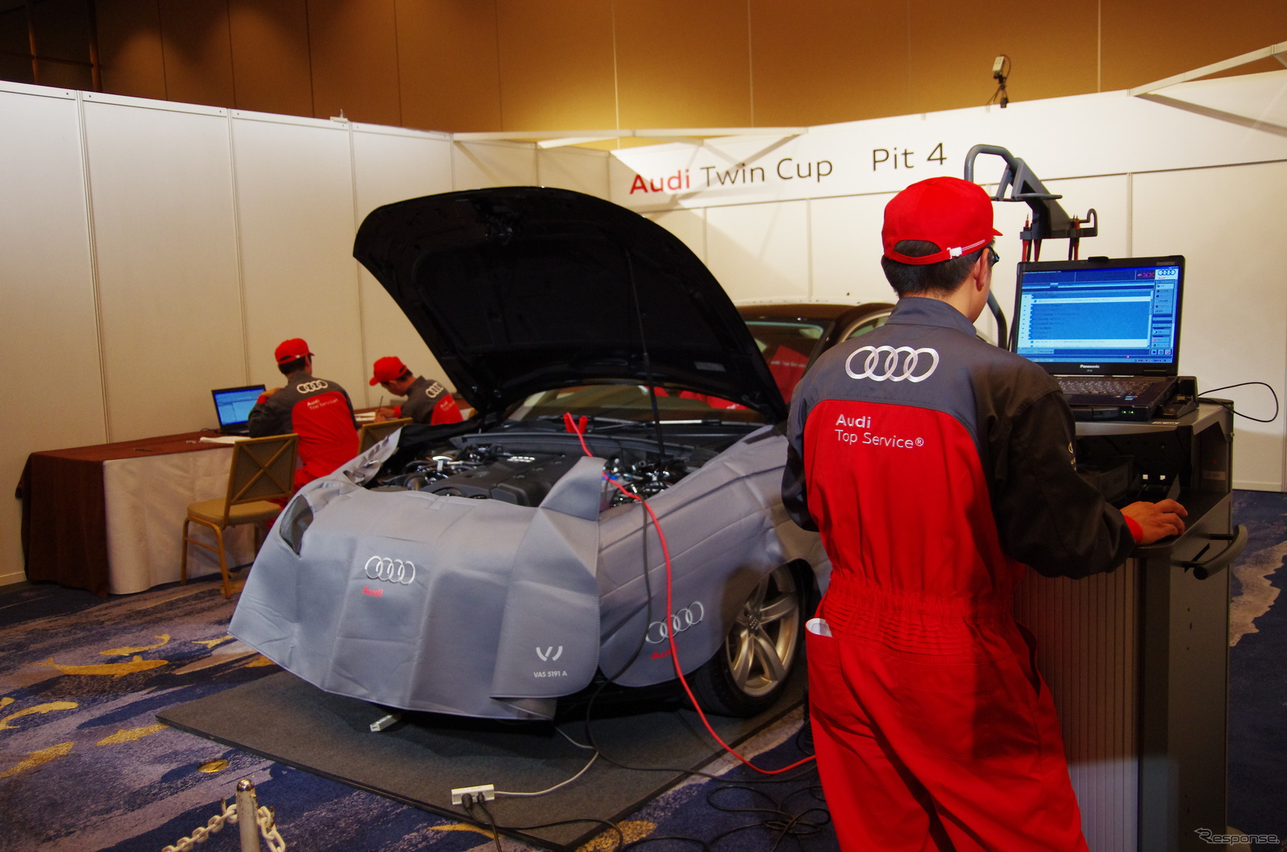 テクノロジー部門の競技中。手前のスタンドが車両に接続した専用テスター。奥の机にもパソコンがある。