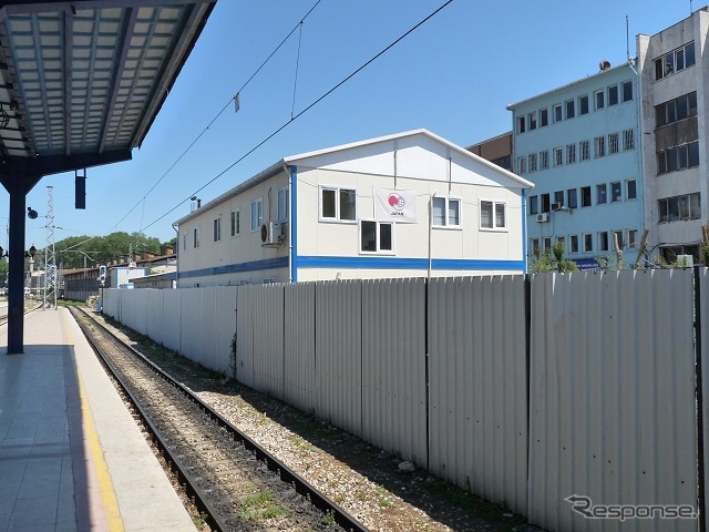 『オリエント急行』の終着駅として知られるイスタンブール・シルケジ駅の在来地上ホーム。線路の脇には「マルマライ・プロジェクト」の工事事務所がある。この下に海峡横断鉄道の地下ホームが整備されている。