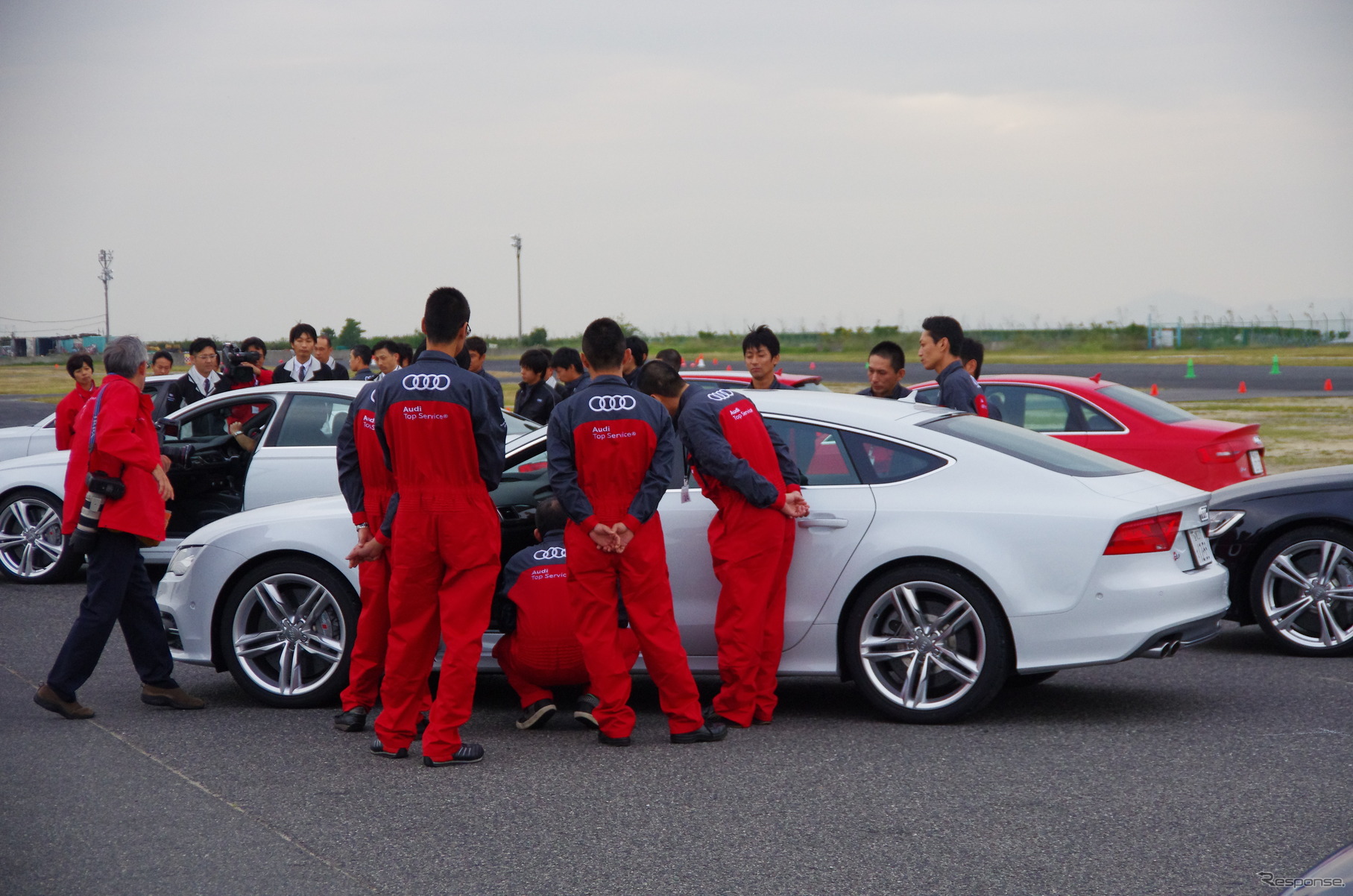 最初に運転姿勢のレクチャーを受け、ダブルレーンチェンジやスラロームに挑戦。楽しむと同時に、運転しやすいアウディ車の実力を再認識した様子。