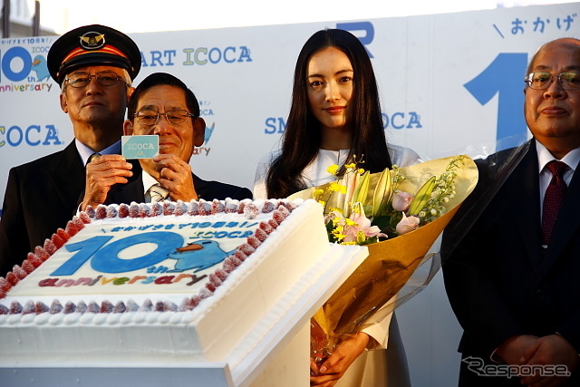JR西日本「ICOCA」10周年記念セレモニーに参加した仲間由紀恵さん