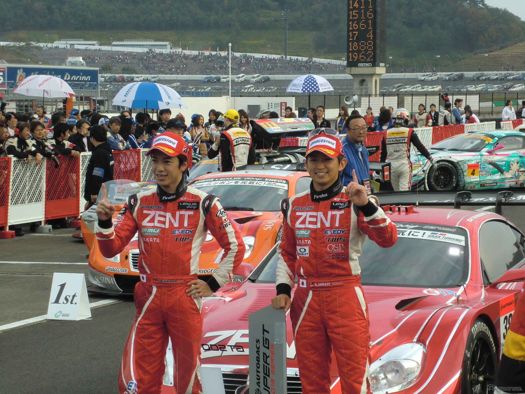 GT500チャンピオンを獲得した立川祐路（左）と平手晃平。