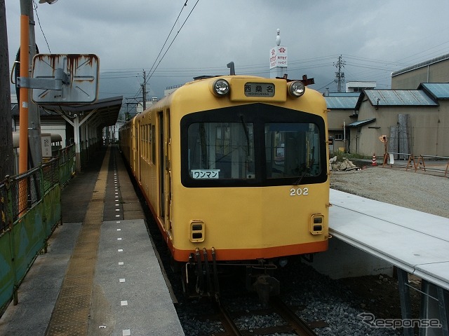 塗装変更前のクハ202。三岐鉄道への経営移管にあわせて黄色をベースとした塗装に変更されていた。