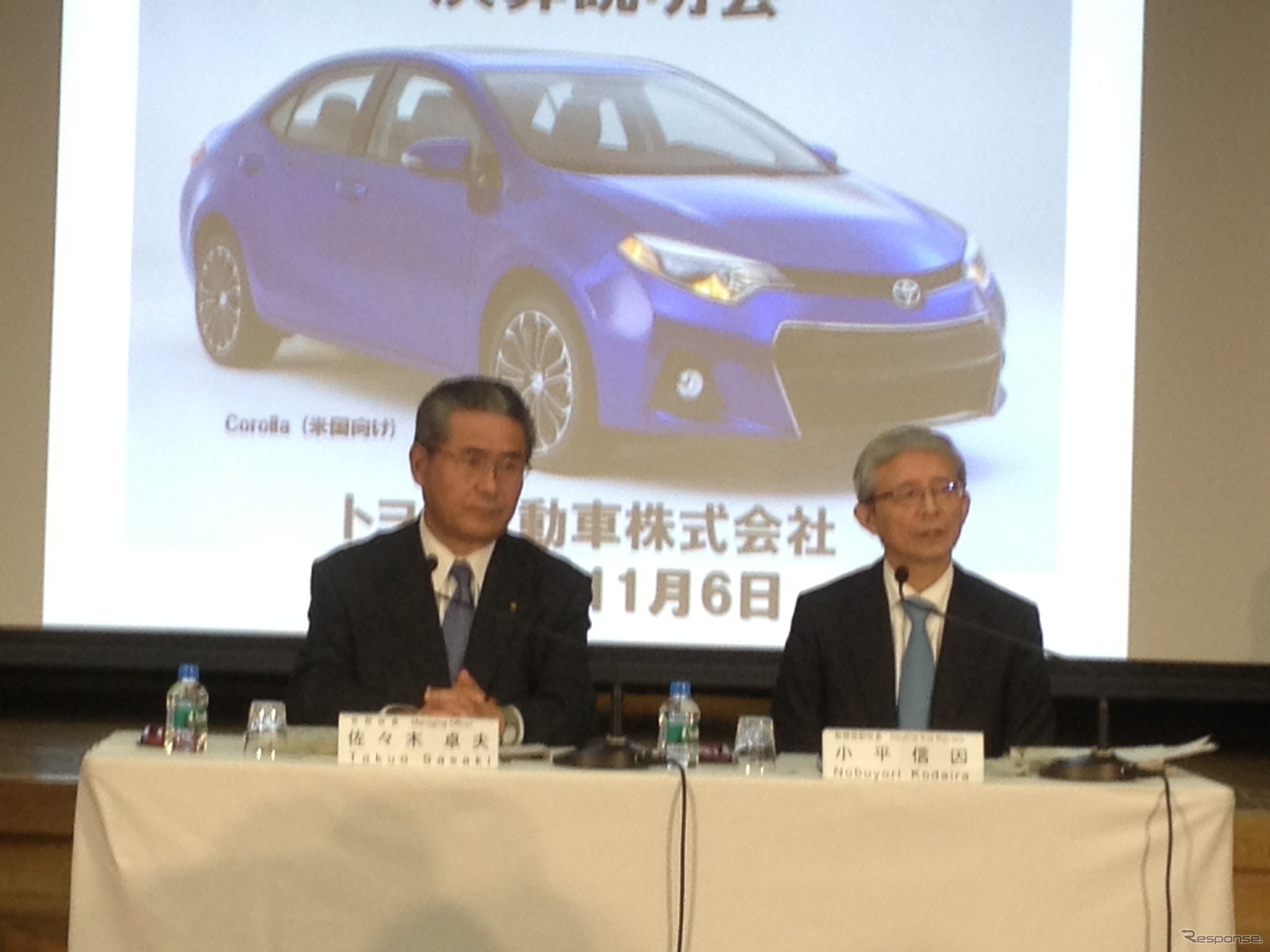 トヨタ自動車・小平信因副社長（右）