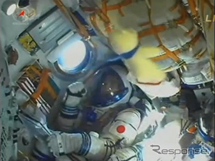 ソユーズロケット上昇中のソユーズ宇宙船内の若田宇宙飛行士（出典：JAXA）