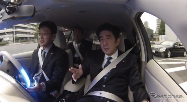 日産リーフをベースとした自動走行車に試乗する安倍首相（写真：日産自動車が公開した動画より）