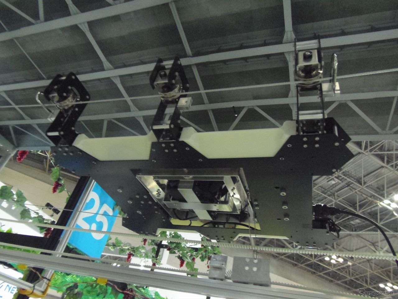 イクシスリサーチのワイヤ吊り下げ型目視点検ロボット。特殊用途だが、社会インフラの老朽化に伴い、利用シーンも増えるだろう（写真3）