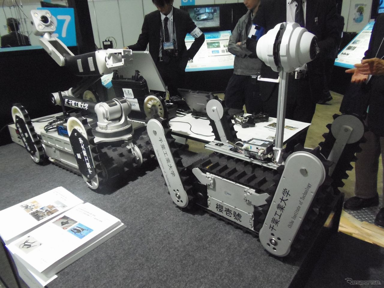 千葉工業大学 未来ロボット技術開発センターの小型高踏破性遠隔移動ロボット「櫻一號」（写真右）と「櫻ニ號」（写真左）（写真5）