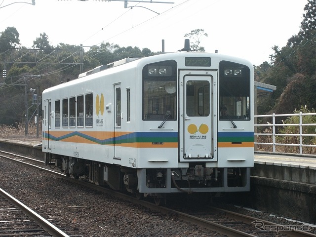 肥薩おれんじ鉄道は旧・鹿児島本線の経営を引き継いだ第三セクター鉄道。貨物列車は電気機関車がけん引しているが、写真の普通列車は気動車で運転されている。