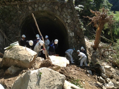 台風18号の豪雨で土砂が崩落した六甲ケーブルの3号トンネル坑口付近（2013年9月20日撮影）。