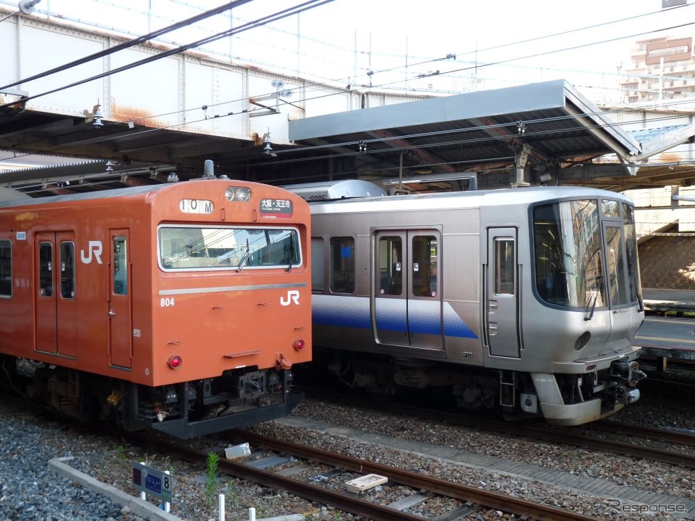 大阪環状線で運転されている103系（左）と223系。JR西日本は同線をはじめとした京阪神各線で大晦日に終夜運転を行う