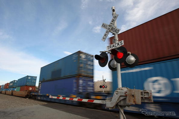 米で運行されているコンテナ2段積みの貨物列車。貨物鉄道大手のCSXとGEトランスポーテーションはLNGを燃料とする機関車の試験運用を2014年から行う。