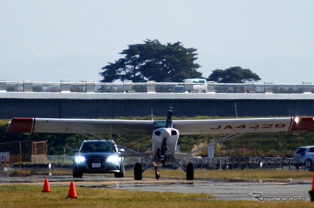 スタート地点で待機する小型機「クリステン・インダストリー A-1」と、荒さんがドライブする「RS6 Avant」。