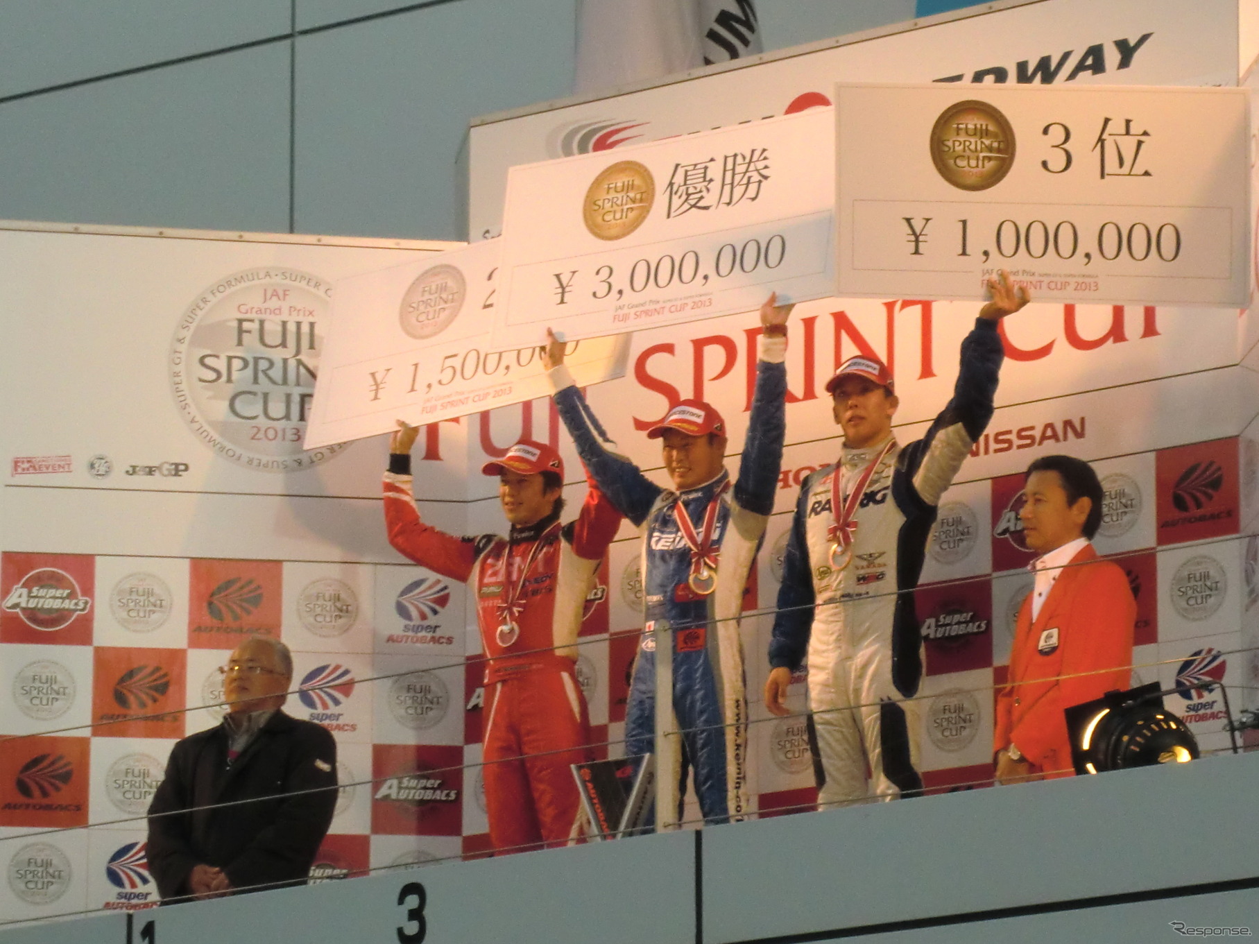 GT500決勝第1レースの表彰式。左から2位の立川、優勝の塚越、3位の小暮。