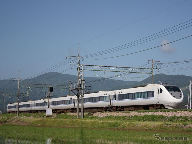 北陸本線などの特急列車で使用されている681系電車。「U29きっぷ」は特急列車の普通車自由席で富山から金沢まで往復できる。