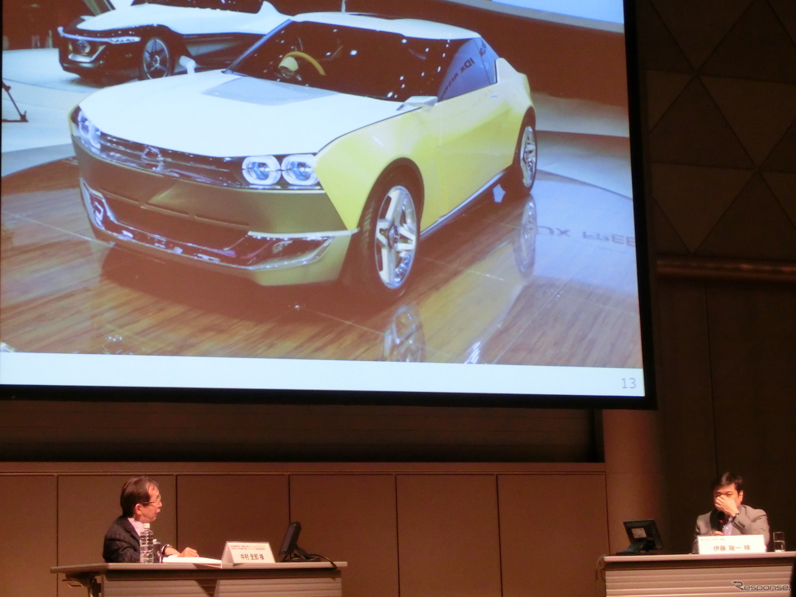 左が日産自動車日産デザイン総責任者の中村史郎氏。右がMITメディアラボ所長伊藤穣一氏。