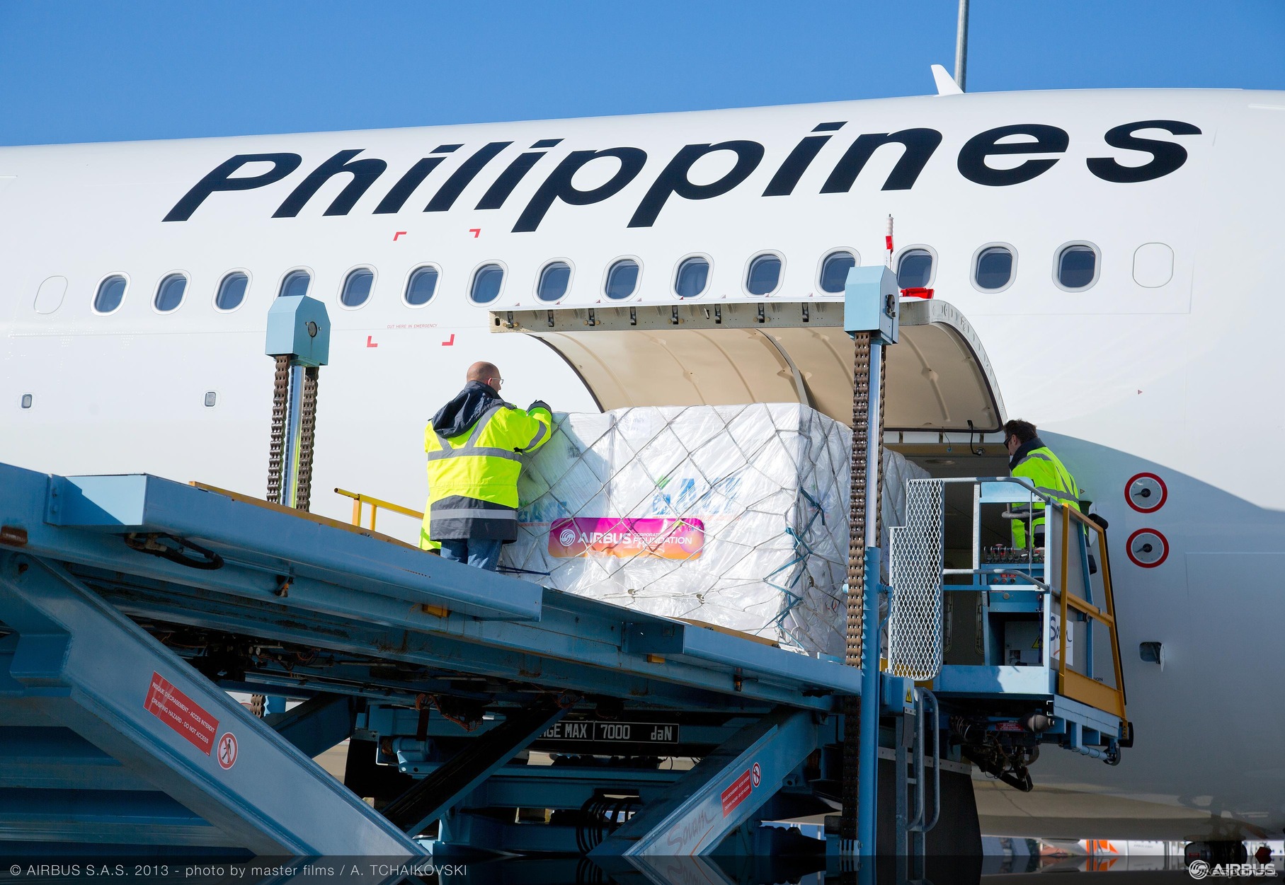 フィリピン航空A330によるエアバス企業基金の援助物資の輸送