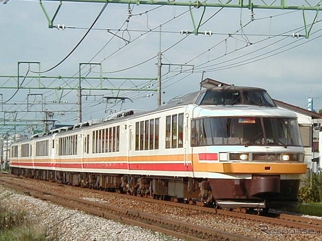 JR東日本の「パノラマエクスプレスアルプス」として運用されていた頃の富士急2000形（2000年8月撮影）。6両のうち2014年2月に引退する3両をJR時代の塗装に復元し、「電車まつり」が開催される11月30日から運転を開始する。