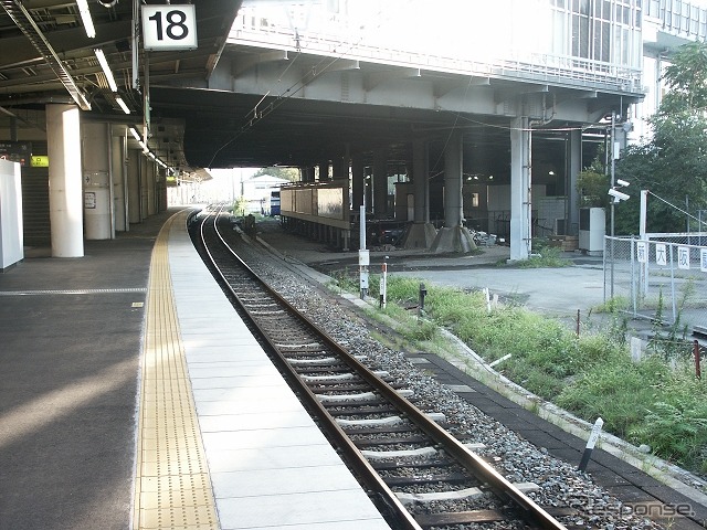 新大阪駅の旧17・18番線ホーム（左）と、ホーム増設用のスペース（右）。現在は増設用スペースに17・18番線ホームが設置されている。12月8日からは旧17・18番線ホームが新しい15・16番線ホームになる。
