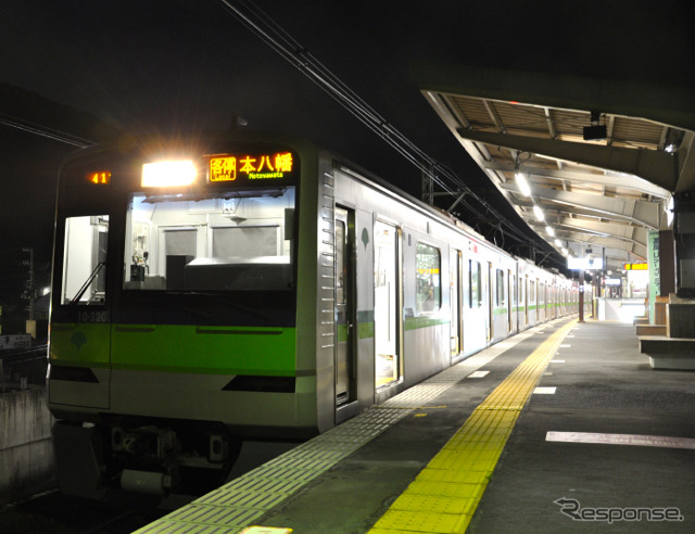 深夜の高尾山口駅に停車する都営新宿線本八幡行き電車。終夜運転では本八幡発の「迎光号」も運転される