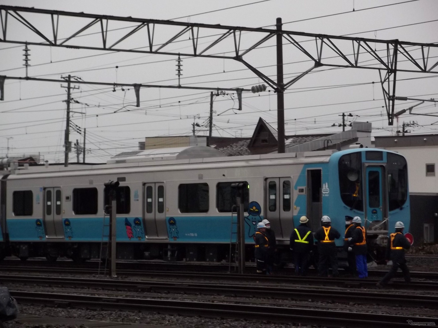 現地搬入された青い森鉄道の新車「青い森703系」。2014年3月から運用を開始する予定。